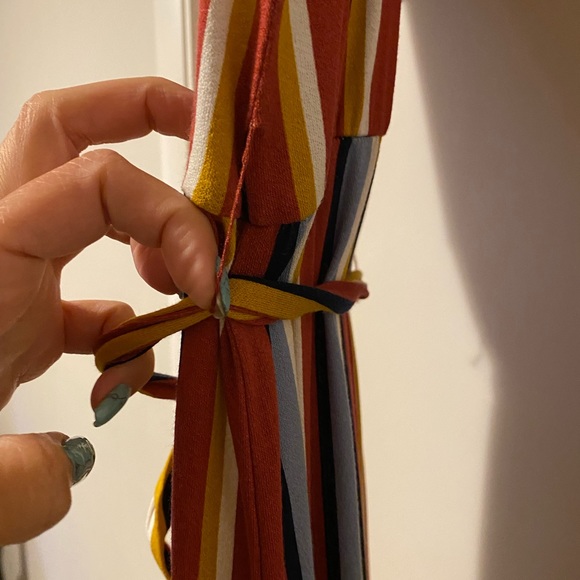 A few loose threads. See photos. Good used - Picture 9 of 10
